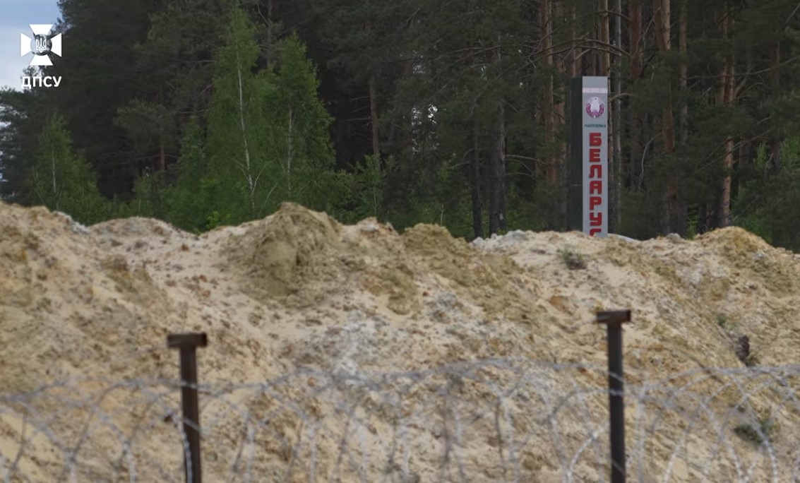 Українські прикордонники будують багатошарову лінію оборони та створюють «кілзону» на межі з Білоруссю Українські прикордонники будують багатошарову лінію оборони та створюють «кілзону» на межі з Білоруссю